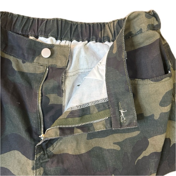 Shein men’s stretch cargo camo shorts - Picture 3 of 5